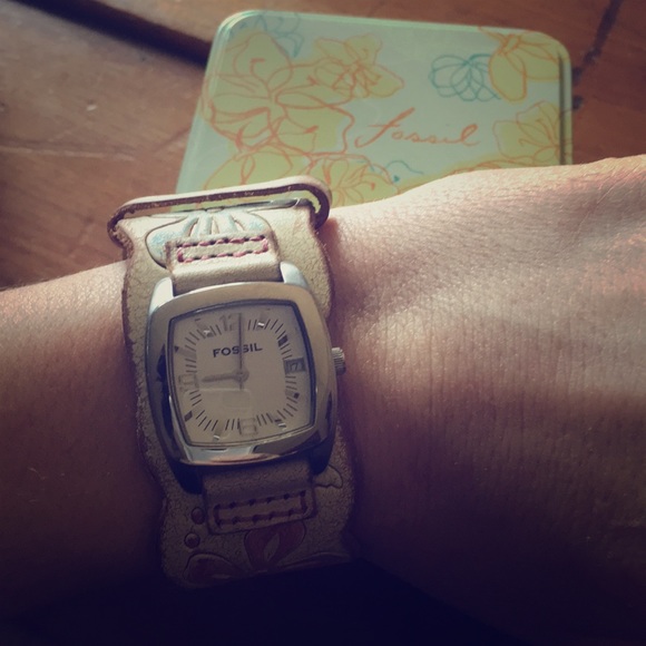Fossil Accessories - NWOT Ladie’s flower Fossil watch
